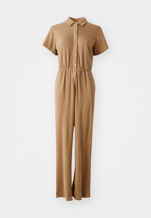 Khakifarbener gerippter Jumpsuit mit kurzen Ärmeln, Knopfleiste, Kragen, elastischem Bund und weitem Bein. Der Stoff hat eine strukturierte Oberfläche.
