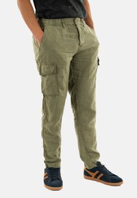 Pantaloni cargo verde oliva realizzati in tessuto leggero, dotati di tasche laterali, chiusura con zip e bottone, con una vestibilità comoda.