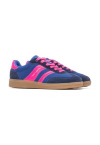 Blauwe suède sneakers met roze accenten en veters. Voorzien van een gumrubberen zool en drie roze strepen aan de zijkant. Low-top ontwerp.