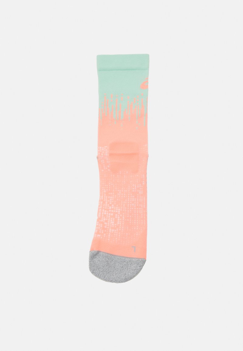 ASICS PERFORMANCE RUN CREW UNISEX - Sports socks - bright sunstone/mint tint