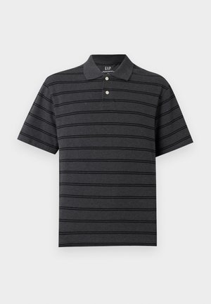 Sötétszürke rövid ujjú póló fekete vízszintes csíkokkal, a gallérnál két fehér gombbal és klasszikus gallér kialakítással.