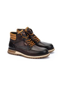 Bottines en cuir marron avec des accents beige, lacets orange, col rembourré et semelle en caoutchouc avec un design texturé.
