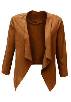 Veste en faux daim marron avec un devant drapé, des manches trois-quarts et une coupe courte. Texture lisse sans fermetures visibles.