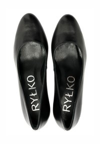 Czarne skórzane baleriny z okrągłym noskiem i otwartymi bokami, z markowym wkładką z napisem "RYŁKO" w srebrnym kolorze. Gładka tekstura.