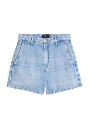 Lyseblå denimshorts med knaplukning, forlommer, bæltestropper og en let falmet tekstur, lagt fladt på en hvid baggrund.
