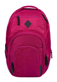 Zaino fucsia realizzato in tessuto resistente, dotato di diversi scomparti con zip, un patch a forma di diamante e dettagli ricamati.