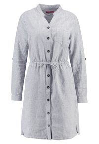 Robe chemise à manches longues gris et blanc à fines rayures avec boutons sur le devant, poche poitrine, ceinture à la taille et fentes latérales.