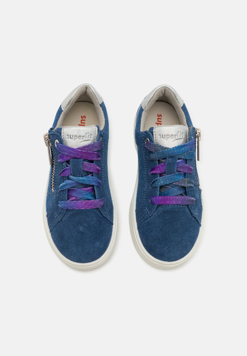 Blaue Wildledersneaker mit einer weißen Sohle, ausgestattet mit mehrfarbigen Schnürsenkeln in Blau- und Lilatönen sowie einem seitlichen Reißverschluss.