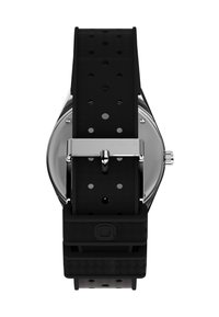 Montre à bracelet en caoutchouc noir avec une surface lisse et des perforations. Dispose d'une fermeture en acier inoxydable de couleur argentée et d'un boîtier rond en acier inoxydable.