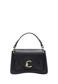 Sac à main en cuir noir au design structuré, texture lisse, avec un emblème doré. Dispose d'une anse supérieure et d'une bandoulière ajustable.