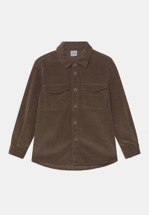 Brun manchesterskjorte med lange ærmer, knapper foran, to brystlommer med klapper og en klassisk krave, lagt fladt på en hvid baggrund.