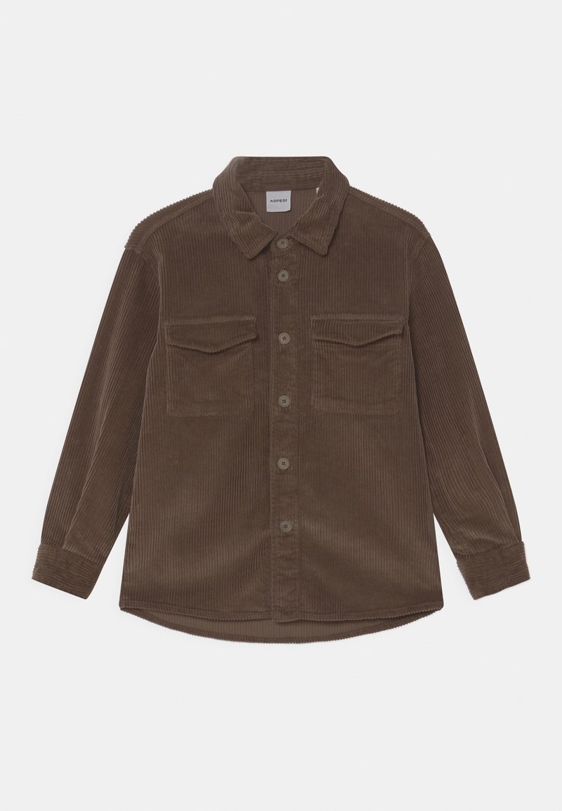 Chemise marron en velours côtelé à manches longues avec fermeture boutonnée devant, deux poches poitrine à rabats et un col classique, posée à plat sur un fond blanc.