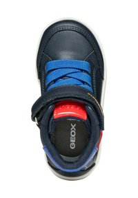 Sneaker blu scuro con lacci blu e dettagli rossi, dotato di una fascia con chiusura a strappo. Logo visibile sulla soletta, progettato per bambini.