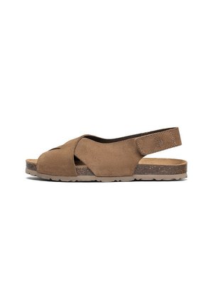 Sandal in suede marrone con design a fascia incrociata, punta aperta, cinturino posteriore e suola in gomma testurizzata per aderenza e comfort.