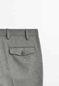 Pantalon en laine grise avec une poche arrière boutonnée, des passants pour ceinture et une finition texturée, conçu avec une coupe ajustée pour une apparence élégante.