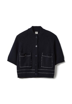 Marineblauwe gebreide cardigan met korte mouwen, twee voorzakken met witte stiknaden en een ronde hals met knoopsluiting.
