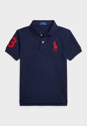 Dunkelblaues Baumwoll-Poloshirt mit einem rot gestickten Logo und der Zahl "3" auf dem rechten Ärmel, ausgestattet mit einem klassischen Kragen und kurzen Ärmeln.