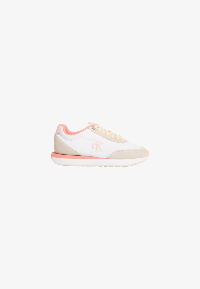 Baskets basses blanches et beige avec des accents roses, des lacets et le logo CK sur le côté, vues de profil extérieur sur un fond blanc.