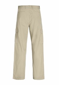 Beige cargo bukser med en afslappet pasform, der har to sidelommer, to baglommer og en ensartet struktur. Ingen synlig branding eller mønstre.