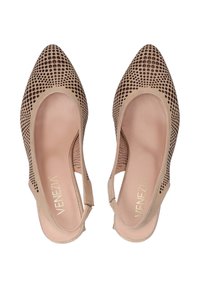 Beige Slingback-Absatzschuhe mit spitzen Zehen, perforiertem Obermaterial, glattem Innenfutter und niedrigem Absatz. Goldenes Logo auf der Innensohle.