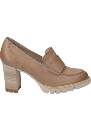 Beige lædersko med hæl, der har en forhøjet frontflap, tyk hvid gummisål og en struktureret træklods hæl.