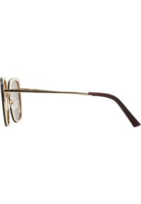 Gafas de sol con marco dorado y lentes redondos, con un borde exterior negro, almohadillas nasales transparentes y puntas de las patillas en color burdeos. Textura suave en toda su superficie.