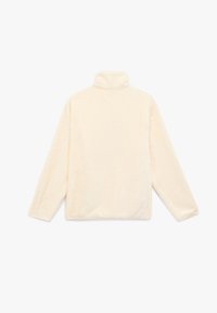 Cremefarbener, weicher Fleece-Pullover mit Stehkragen, langen Ärmeln und schlichter Textur. Das Design ist einfach, ohne sichtbare Muster oder Akzente.