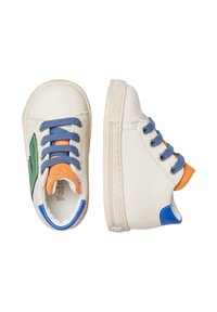 Sneaker in pelle bianca con accenti blu e arancioni, dettaglio verde nel design e lacci blu. Suola in gomma texturizzata.