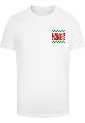 Witte T-shirt met korte mouwen, met "ITALIAN FLAVOR" in rode letters, omringd door een groen geruit randje op de linker borst.