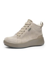 Baskets montantes en daim beige avec semelle épaisse nervurée, laçage sur le devant, languette à l'arrière et étiquette imperméable GORE-TEX sur le côté.