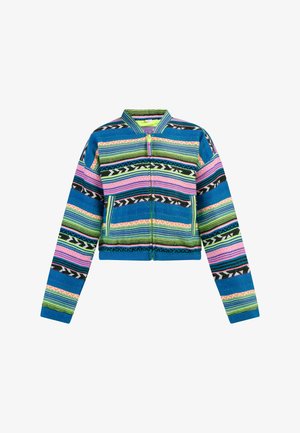 Rövidített dzseki elülső cipzárral, kék anyagból készült, amely színes, vízszintes csíkokkal és rózsaszín, zöld, valamint fekete mintákkal díszített.