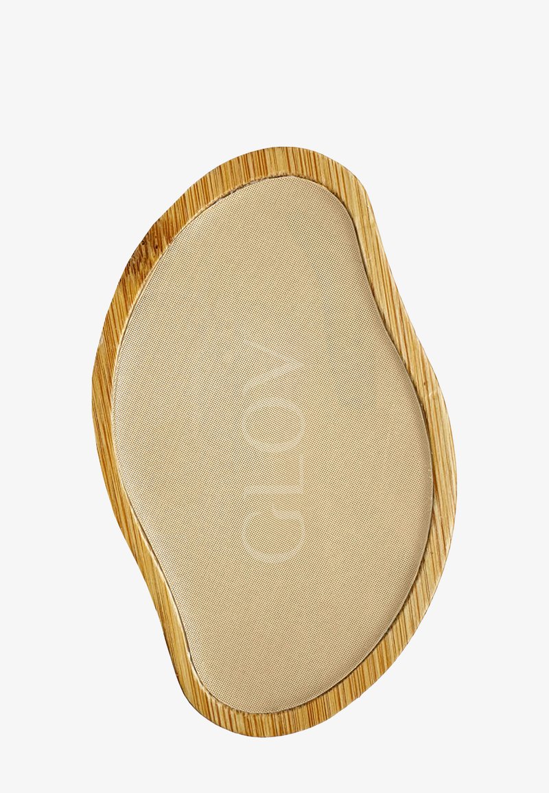 Bambusrammet hudpleiepute med en beige teksturert overflate. Uregelmessig form, glatte kanter og preget "GLOV"-logo i midten.