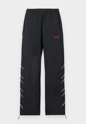 Μαύρο παντελόνι φόρμας Adidas με ελαστική μέση, κόκκινο λογότυπο στο δεξί μηρό, λευκές διαγώνιες ρίγες στα πλάγια των ποδιών και ρυθμιστικά στους αστραγάλους.