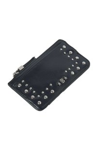 Portefeuille en cuir noir avec des clous en métal argenté et un logo, au design élégant, fermeture zippée et surface texturée.