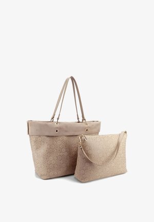 Deux sacs à main beiges avec des motifs circulaires assortis ; un grand cabas avec deux poignées, un plus petit sac à bandoulière avec une seule sangle.