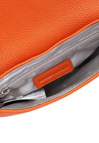 Orange Leder-Clutch mit strukturiertem Außenmaterial, grau gefüttert und mit einer Reißverschlusstasche für sichere Aufbewahrung.