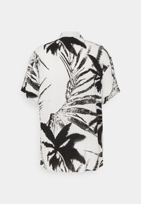Kortärmad skjorta i lätt tyg med ett svart och vitt lövmönster som har varierande texturer och en slät finish.