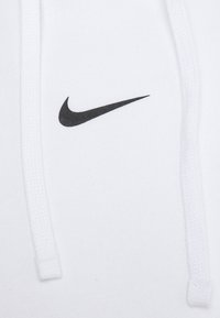 Vitt hoodie-tyg med en slät textur. Har en liten svart Nike-logga på framsidan och vita dragsnören. Enkel och minimalistisk design.