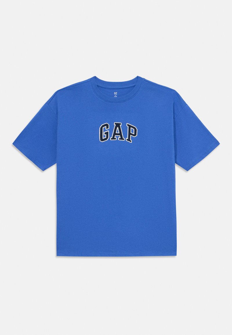 Blå bomulls T-skjorte med rund hals og korte ermer, med en hvit brodert "GAP" logo på forsiden. Glatt tekstur, vanlig passform.