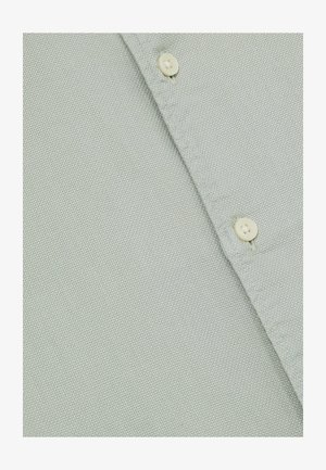 Hellgrünes Button-up-Hemd aus strukturiertem Stoff mit weißen Knöpfen, das einen ordentlich genähten Kragen und eine Tasche aufweist.