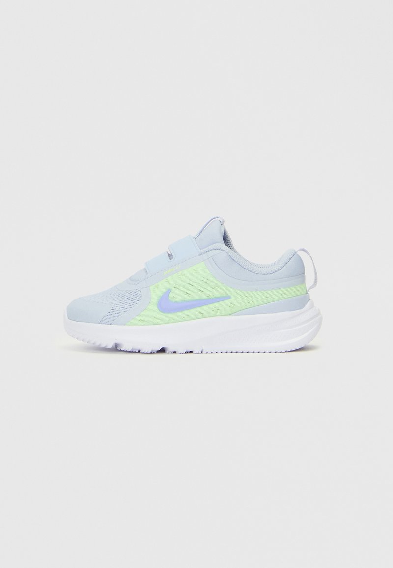 Nike löparsko har en ljusblå syntetisk ovandel, meshpaneler, neongröna detaljer, lila logotyp, justerbar rem och vit sula.