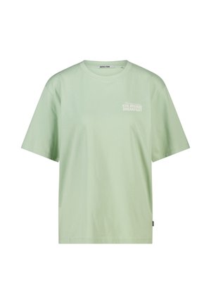 Lichtgroen T-shirt met korte mouwen en kleine witte tekst "5th Avenue Breakfast" op de linkerborst.