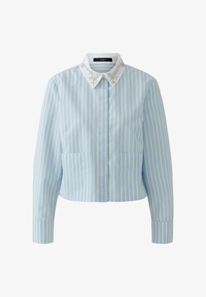 Hellblaue Bluse mit langen Ärmeln und vertikalen weißen Streifen, weißer spitzer Kragen mit silbernen Blumenmustern bestickt und verdeckten Knöpfen vorne.