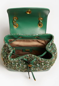 Sac seau vert avec extérieur en tissu texturé, ferrures dorées et intérieur en cuir lisse. Dispose d'une fermeture à cordon et d'un détail avec le logo de la marque.