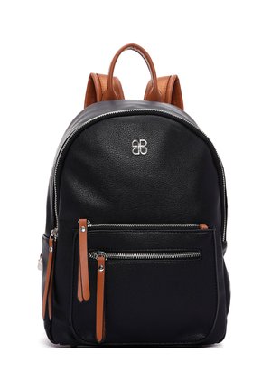 Zaino in pelle nera a forma arrotondata, con due tasche anteriori con zip e spallacci marroni. Logo argentato sulla parte anteriore. Texture liscia.