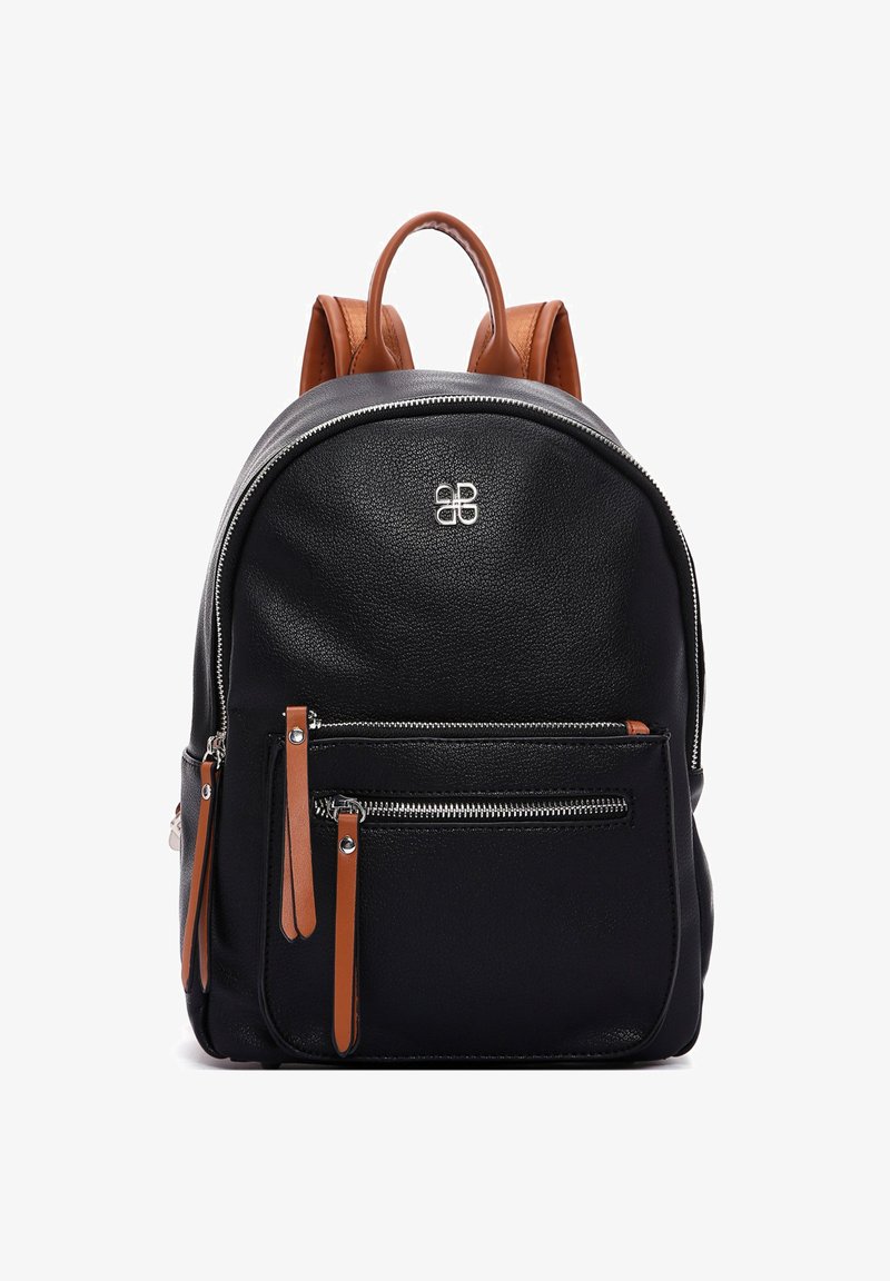 Mochila de cuero negra con forma redondeada, dos bolsillos frontales con cremallera y correas para los hombros color tostado. Logo plateado en la parte frontal. Textura suave.