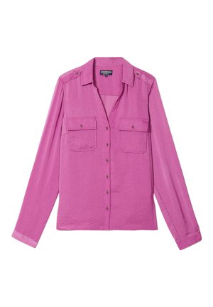 Chemise rose à manches longues avec deux poches poitrine, fermeture à boutons et épaulettes. Texture douce et coupe décontractée.