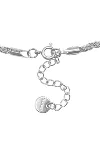 Bracciale in argento con design intrecciato, dotato di chiusura a gancio e un'etichetta circolare contrassegnata "Acciaio Inossidabile" attaccata a una catena di anelli.