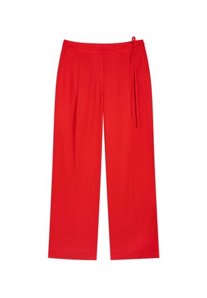 Czerwone spodnie szerokie wykonane z miękkiego materiału, z elastycznym paskiem w talii i fałdami z przodu. Gładka faktura, jednolity kolor i brak widocznych wzorów.