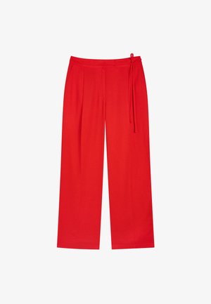 Czerwone spodnie szerokie wykonane z miękkiego materiału, z elastycznym paskiem w talii i fałdami z przodu. Gładka faktura, jednolity kolor i brak widocznych wzorów.